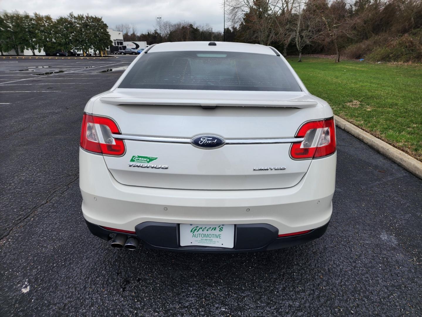 2010 WHITE /Black Ford Taurus Limited FWD (1FAHP2FW7AG) with an 3.5L V6 DOHC 24V engine, 6-Speed Automatic transmission, located at 1221 Madison St., Shelbyville, TN, 37160, (931) 680-9439, 0.000000, 0.000000 - Photo#2